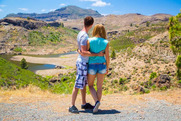 Par som står på kanten i nationalparken — Stockfoto