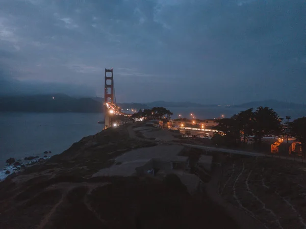 มมองท สวยงามของสะพาน Golden Gate ในซานฟรานซ สโกจากด านบนก บเกาะ Alcatraz — ภาพถ่ายสต็อก