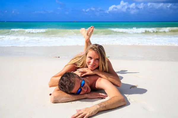 Pareja Feliz Tendida Playa Seychelles Celebrando Luna Miel Paraíso — Foto de Stock