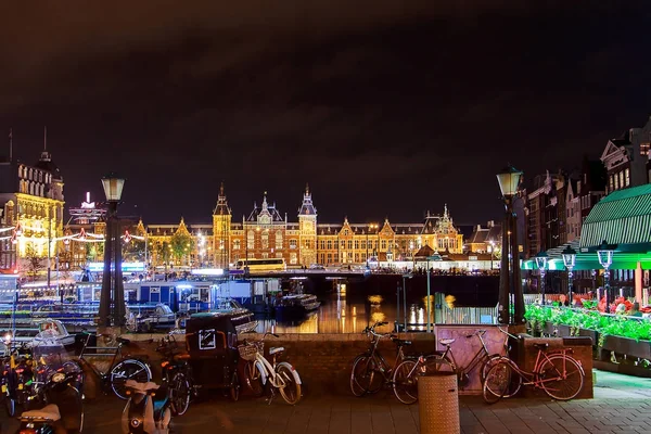 中央车站和阿姆斯特河的景观在水中的灯光反射夜间 阿姆斯特丹 — 图库照片