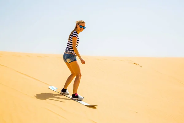 Kadın Sandboarding Bir Çölde Dune Aşağı — Stok fotoğraf