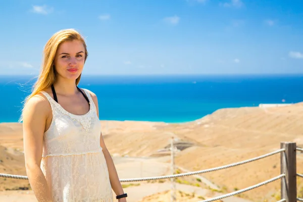 Beautiful Girl Standing Hill Dress Ocean View Her — Stock Photo, Image