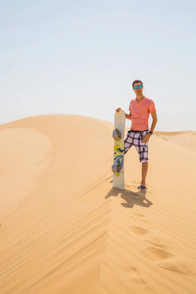 Uomo Piedi Con Uno Snowboard Nel Mezzo Deserto Una Duna — Foto Stock