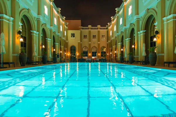 Lang zwembad in een hotel in Dubai — Stockfoto