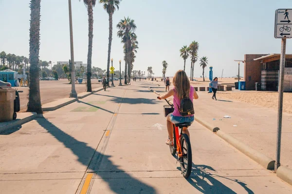 Młoda Piękna Dziewczyna Jazda Rowerze Dół Venice Beach Los Angeles — Zdjęcie stockowe