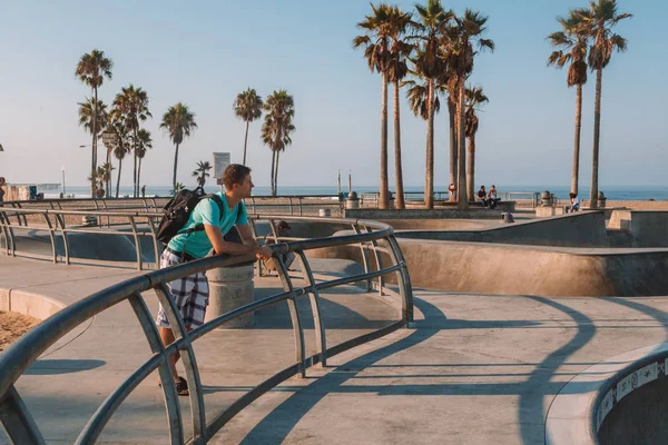 Skate Park Los Angeles Taki Venedik Plajı Nda Beklemede Genç — Stok fotoğraf