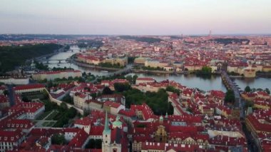 Tarihi kent merkezine ve Vltava Nehri ile yukarıdan Prag şehrinin güzel panoramik havadan görünümü. Muhteşem şehir manzara görüntüleri.