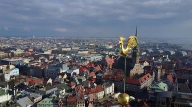 Şehir merkezinde kubbeler katedralde altın horoz yakınındaki eski kasaba vecriga Riga'da muhteşem hava kuşlar göz sahne.