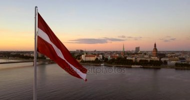 Güzel hava günbatımı manzara Ab Barajı büyük Letonya bayrağı ile Letonya Riga üzerinden