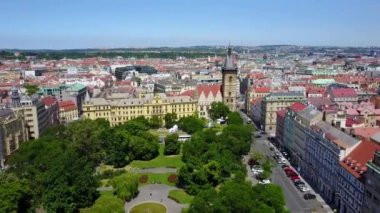 Prag'da parkının güzel havadan görünümü. Uçan şehrin içinden.