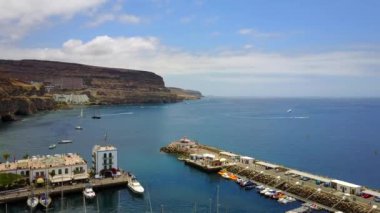 Gran Canaria hava manzarasına Lomo şehir İspanya yakınındaki liman ada. Uçan birçok yat üzerinde. 