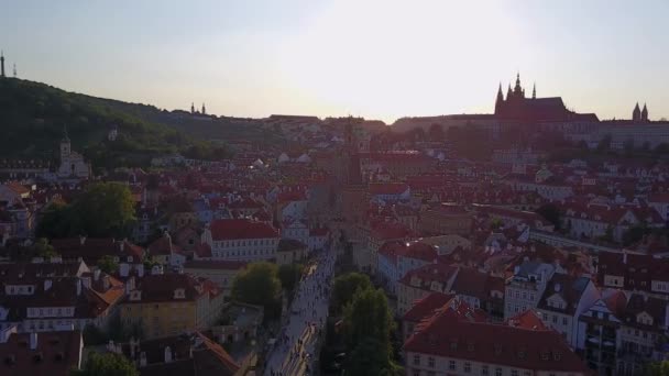 布拉格城市的壮观全景从上面在日落期间与布拉格城堡在地平线上在山 — 图库视频影像