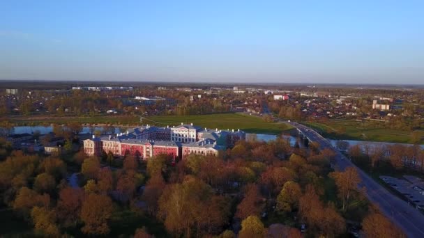 Vue imprenable sur le coucher du soleil d'en haut sur le château LLU de Jelgava. Vue aérienne de la ville .