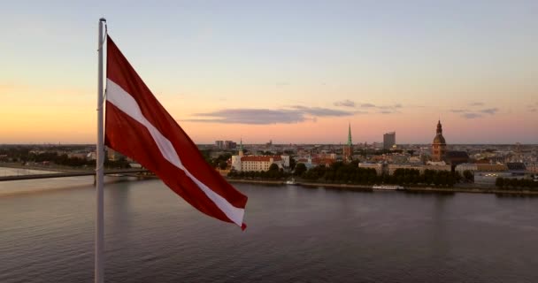 Güzel Hava Günbatımı Manzara Barajı Büyük Letonya Bayrağı Ile Letonya — Stok video