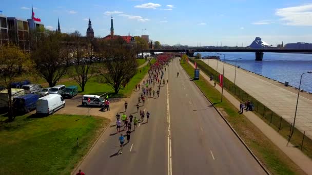 Letecký Pohled Lattelecom Maraton 2017 Rize Lotyšsko Lidé Ulicích Rigy — Stock video