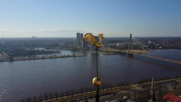 Erstaunliche Luftaufnahme Der Riga Stadt Goldenen Hahn Mit Daugava Fluss — Stockvideo