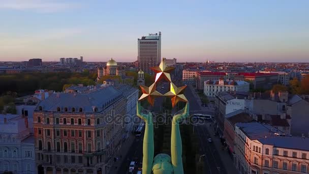 Vista Panorámica Estatua Libertad Milda Riga Letonia Con Estrellas Por — Vídeo de stock