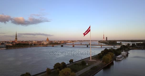 Красивый Вид Закат Над Дамбой Риге Латвия Огромным Флагом Латвии — стоковое видео