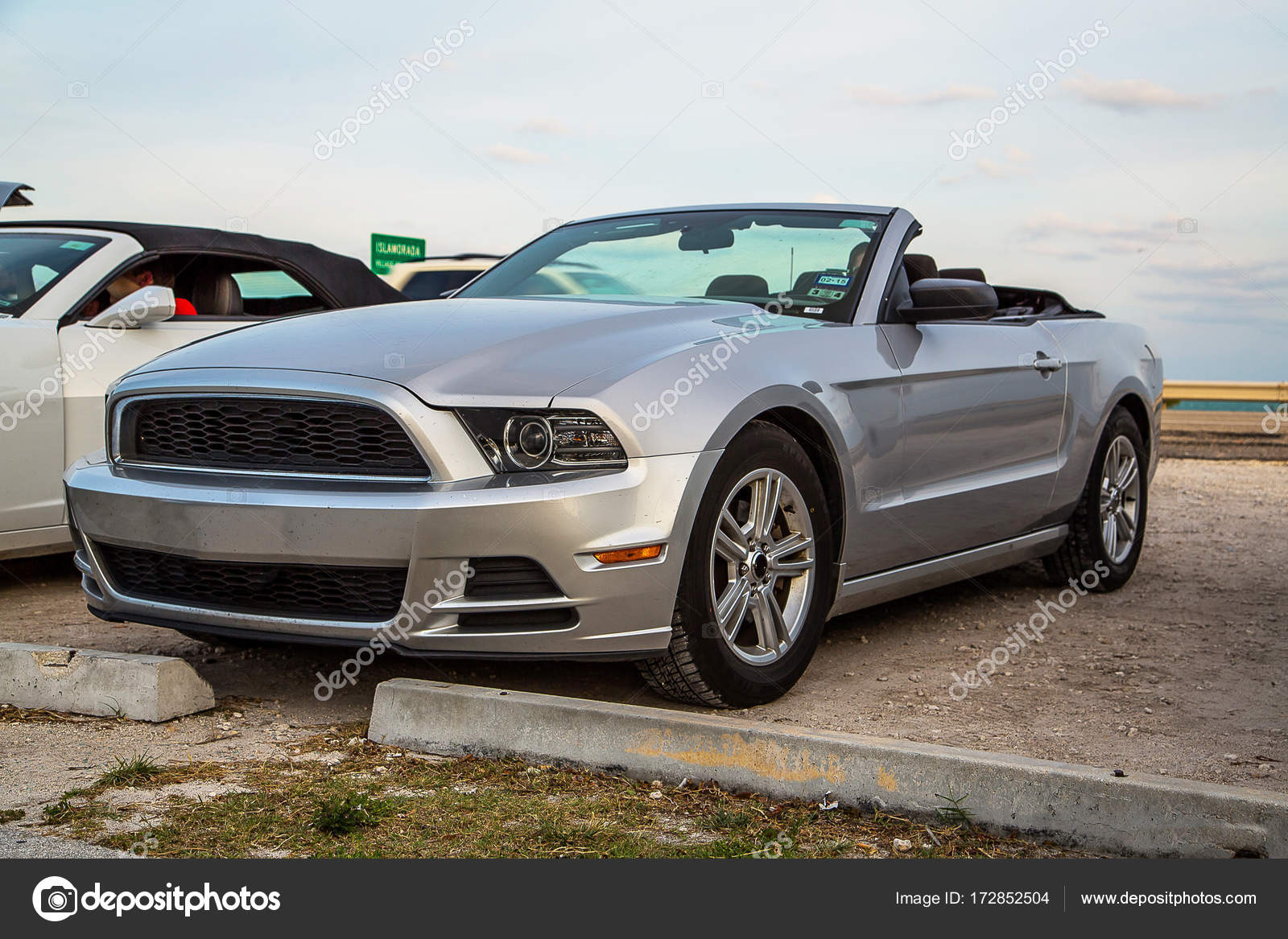 Ford Mustang Convertible Gris Plateado Estacionado Lado Calle Key West —  Foto editorial de stock #172852504 ©ingus.kruklitis.gmail.com, image size:1600x1167