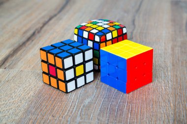Beyaz ya da ahşap arka plan üzerinde Rubik küpleri