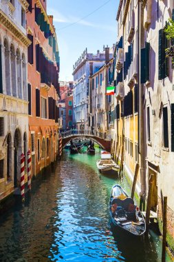 Geleneksel gondol güzel görünümü üzerinde ünlü Canal Grande, Venice, İtalya