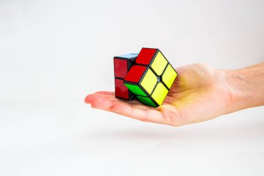 Rubik küpü ele renkli sahip değiştirilme tarihi