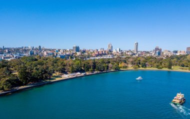 Şehir manzarası, Botanik Bahçe, park ve tabii Harbour bridge ile yukarıdan Sydney harbour üzerinde havadan görünümü. 