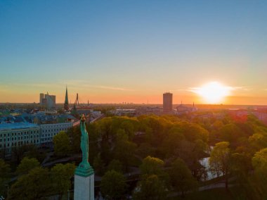 Riga şehir Letonya üzerinde gün batımı görünümü