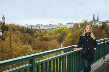 Güzel kız bir köprü Lüksemburg'ayakta