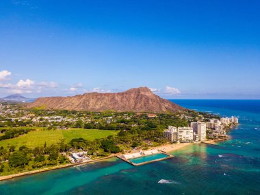 Honolulu, Hawaii. Honolulu, Diamond Head volkan otel ve Waikiki Beach binalarda da dahil olmak üzere hava manzarası görünümü.