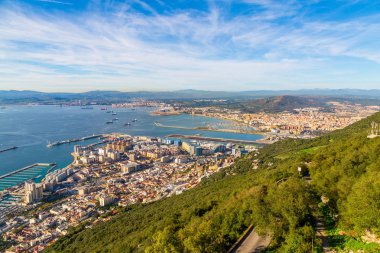 Güzel okyanus panorama manzaralı Cebelitarık ve şehir etrafında ve Afrika coast kanal diğer tarafında kaya üzerinde