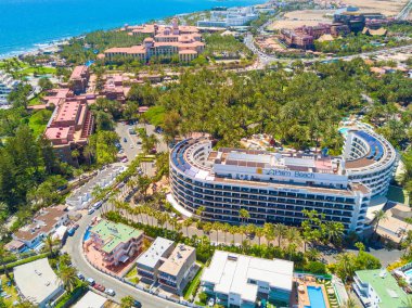 Gran Canaria ada avucunda arasında büyük Palms Beach Otel duran havadan görünümü.