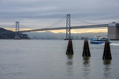 Adanın kanal üzerinde San Francisco Bay köprünün limanından güzel görünüm.