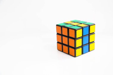 Rubik küpü beyaz veya ahşap zemin üzerine