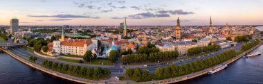 Riga eski şehrin panoramik görünümü 
