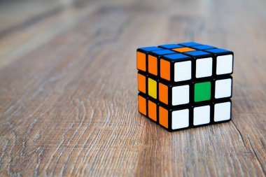 Rubik küpü beyaz veya ahşap zemin üzerine