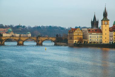 Yayalar tek Charles Köprüsü (aka Stone Bridge, Kamenny çoğu, Prag Köprüsü, Prazhski en) Prag, Çek Cumhuriyeti ve turistik teknelerde Vltava Nehri üzerinde.
