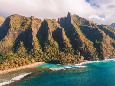 Muhteşem panoramik Na Pali kıyı şeridi kayalıklarla yukarıdan. Hava sahne. Güzel Hawaii Adaları. Yeryüzündeki cennet.