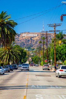 Hollywood işareti bölgesi Los Angeles, ABD. Güzel Hollywood Otoban yol arabalar, avuç içi ve tepelerde bir işaret. Açık mavi gökyüzü.