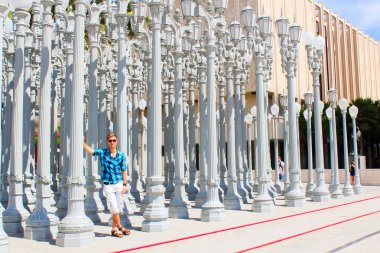 Lamba mesaj Los Angeles, ABD arasında modern Sanat Müzesi yakınında duran genç adam.