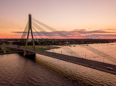 Riga'da Daugava Nehri üzerinde gün batımı görünümü