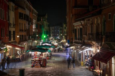 Güzel Venedik gece hayatı ile acele ve hayatlarını yaşayan birçok kişi ile bir piyasada birçok ışık.