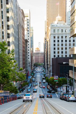 Güzel street San Francisco şehir etrafında büyük gökdelenler ile.