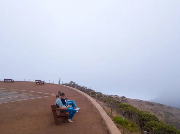 Молодий Купе Сидить Пагорбу Сан Франциско Під Час Хмарної Погоди — стокове фото