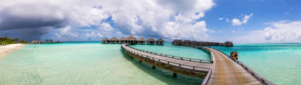 Longo Molhe Vazio Nas Maldivas Com Recifes Coral Água — Fotografia de Stock