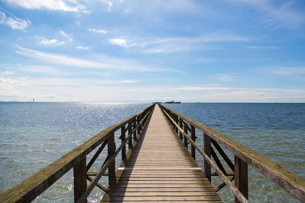 Eindeloze pier, dat in de Noordzee gaat — Stockfoto