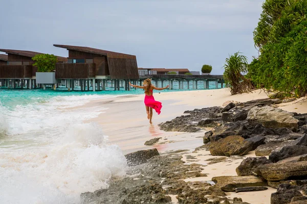 Menina Sexy Andando Praia Uma Ilha Paradisíaca Tropical — Fotografia de Stock