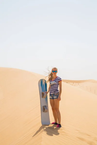 Ragazza Piedi Con Uno Snowboard Nel Mezzo Deserto Una Duna — Foto Stock