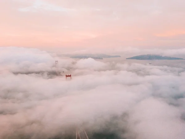 San Francisco Golden Gate Köprüsü Bulutlar Yukarıda Nefes Kesen Hava — Stok fotoğraf
