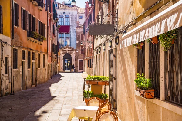 Mooie Zonnige Dag Venetië Onder Oude Smalle Straten Gebouwen — Stockfoto